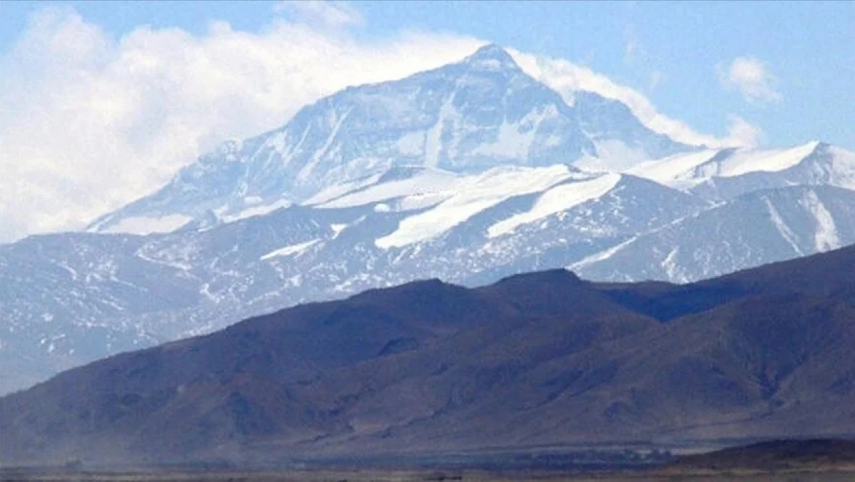 Nepalli dağcı 26. kez Everest'e tırmanarak zirve rekorunu egale etti