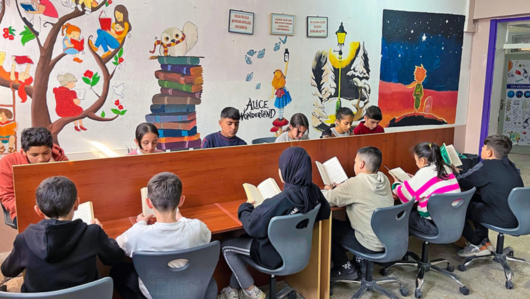 NEÜ'de Toplanan Kitaplar Şanlıurfa'daki Öğrencilerin Yüzünü Güldürdü