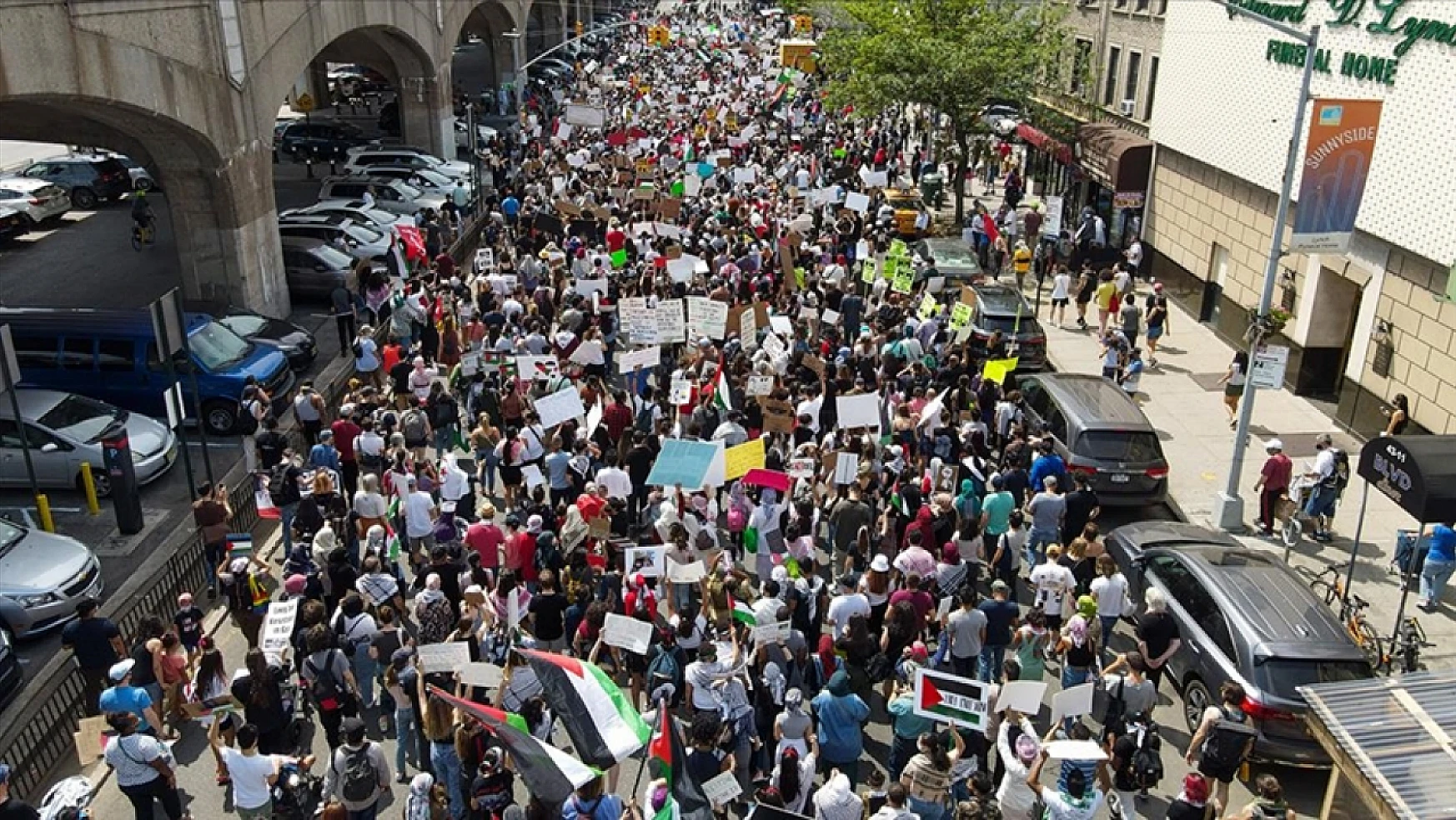 New York'ta Kadınlar Günü'nde Filistin için dayanışma yürüyüşü düzenledi