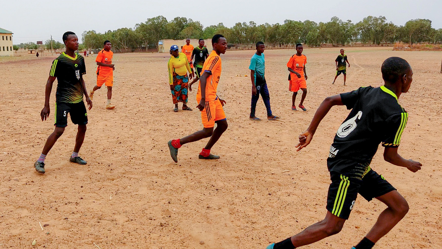 Nijerya'nın ilk kadın antrenörü Fatima Dahiru, eşini kaybetmenin acısını futbolla yendi: