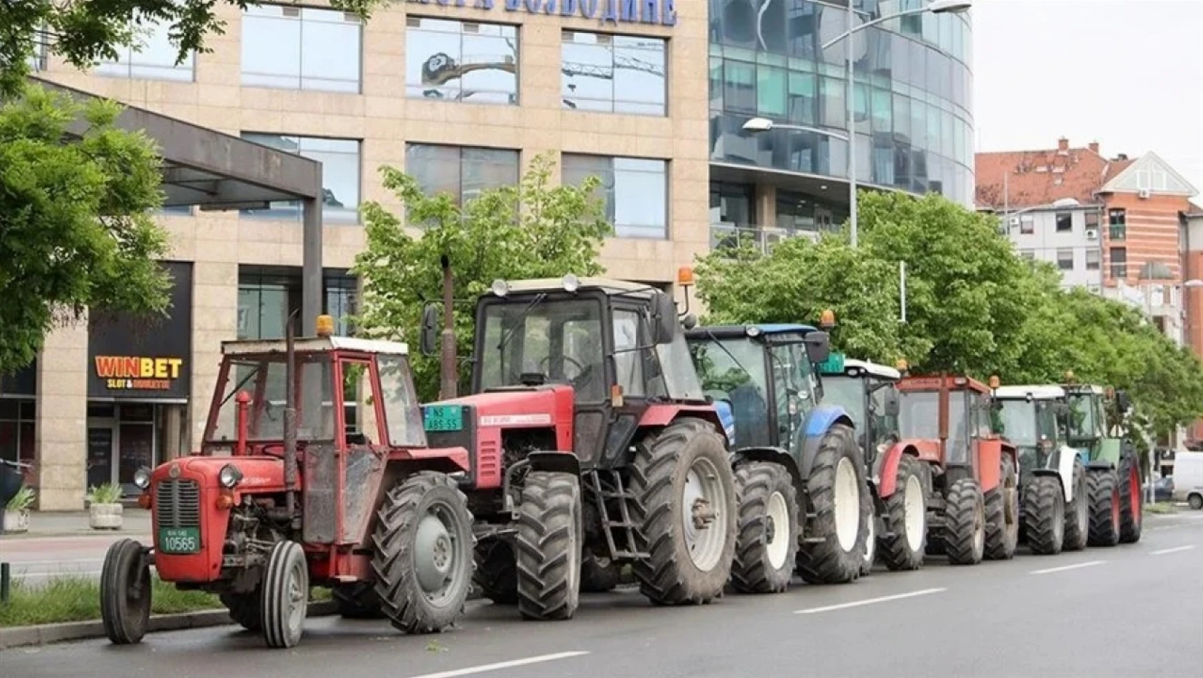 O ülkede çiftçiler, traktörleriyle hükümeti protesto etti