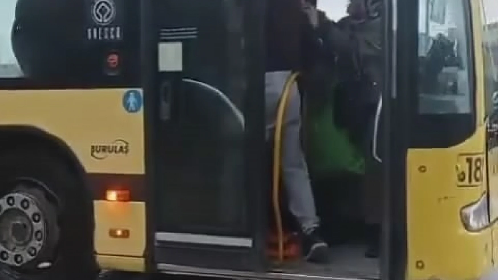Otobüste bir an karıştı: Şoför kavgayı ayırmaya çalıştı!