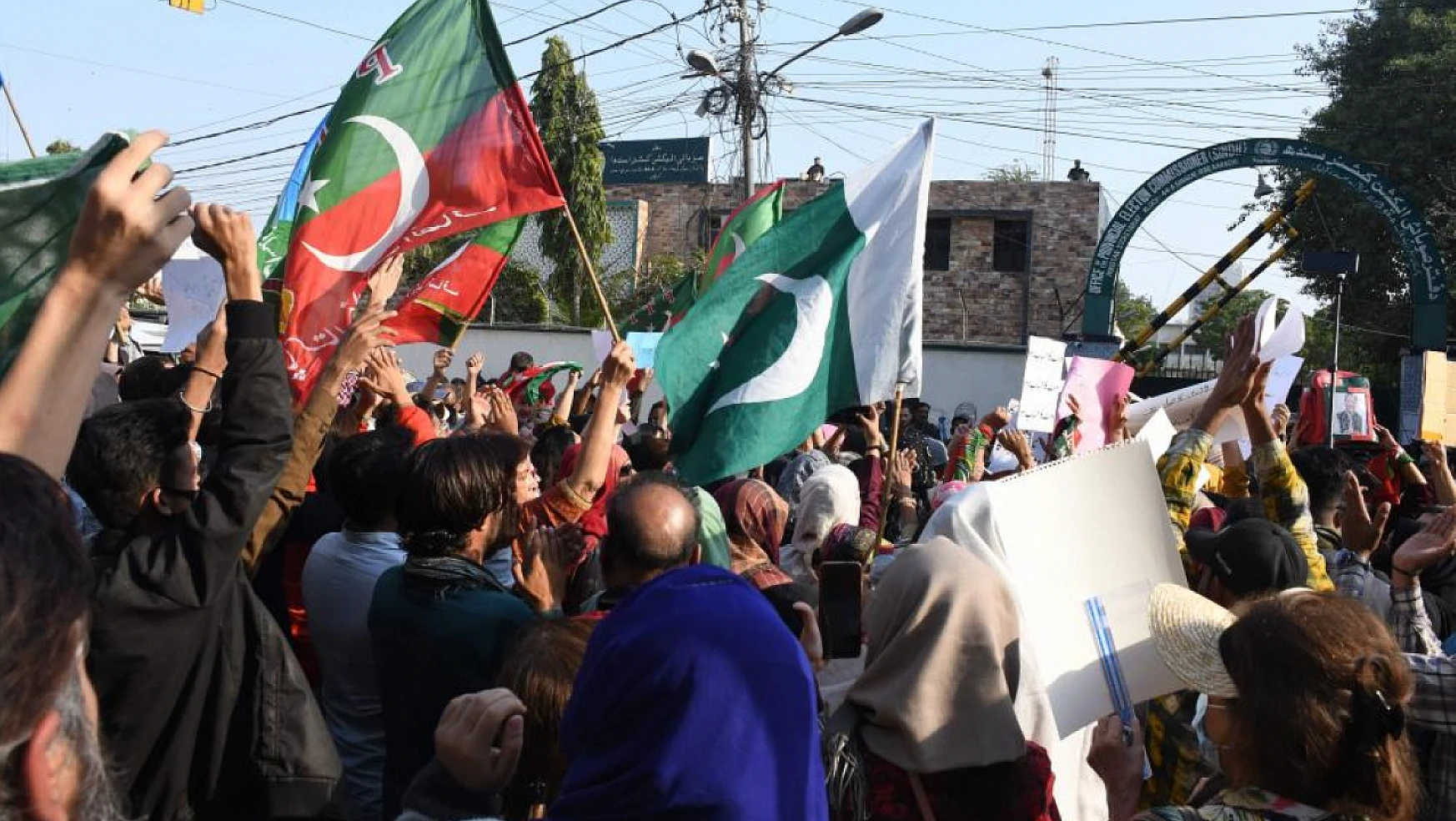 Pakistan'da Imran Khan destekçileri seçimlerde hile yapıldığı iddiasıyla protesto gösterisi düzenledi