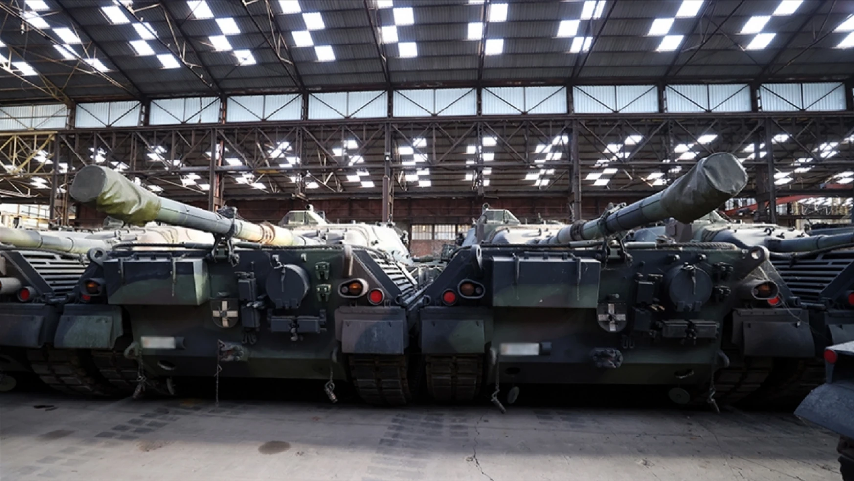 Polonya, o ülkeye ilk Leopard tanklarını teslim etti