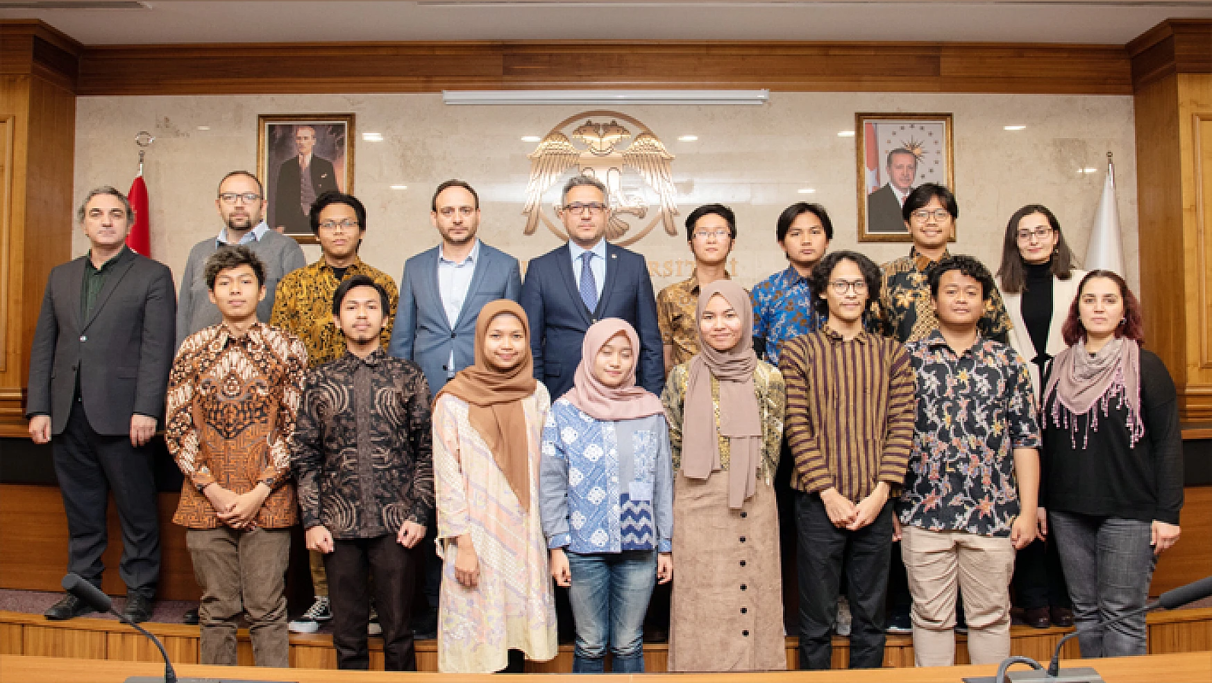 Rektör Prof. Dr. Aksoy, Endonezyalı öğrencilerle bir araya geldi