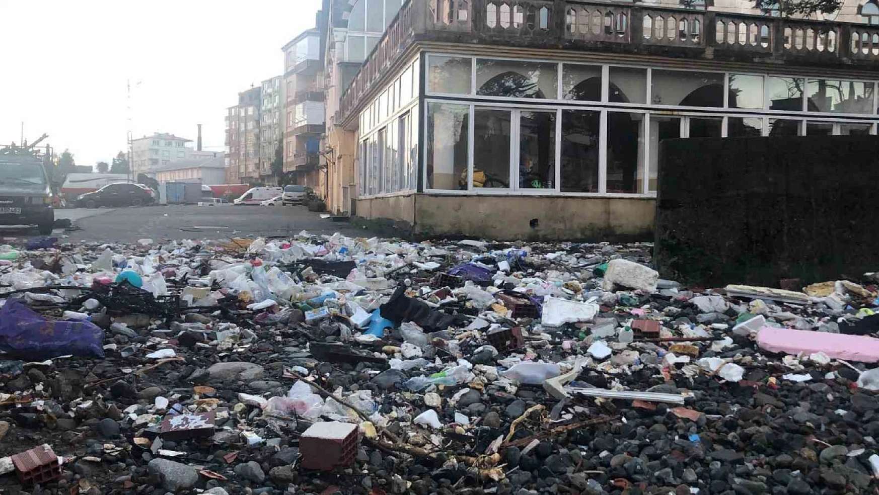 Rize'de etkili olan fırtına sonrası denize atılan çöpler sahile vurdu