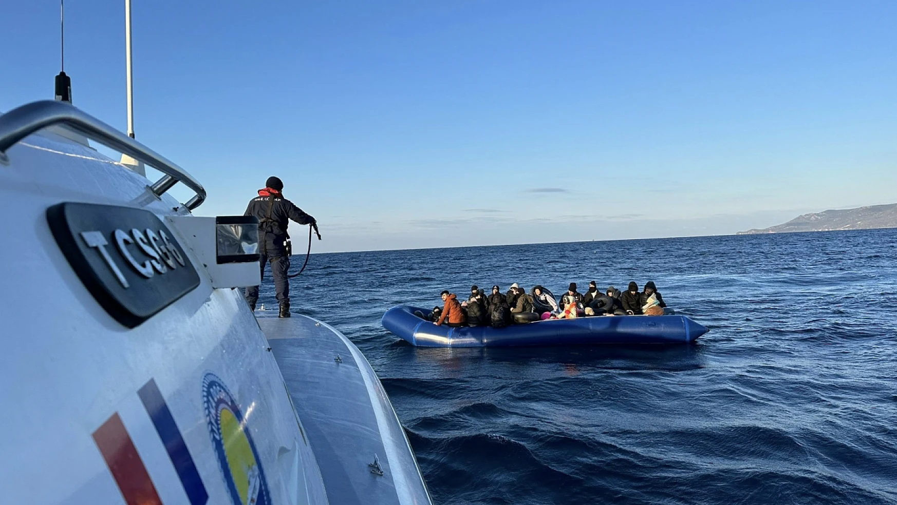 Sahil güvenlik geçit vermiyor! 33 kaçak göçmen enseledi