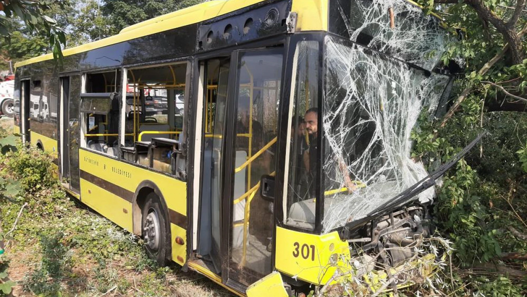 Şehir içi otobüs arıza yapan kamyonete çarptı: 21 yaralı