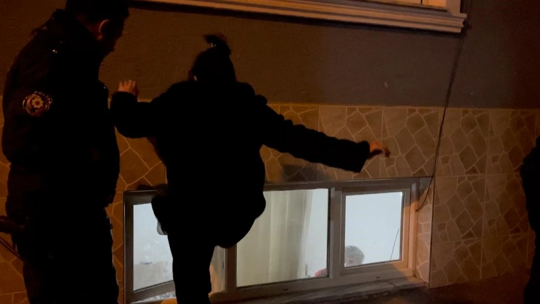 Sevgilisin evini bastı: Polise de mahalleliye de illallah dedirtti!