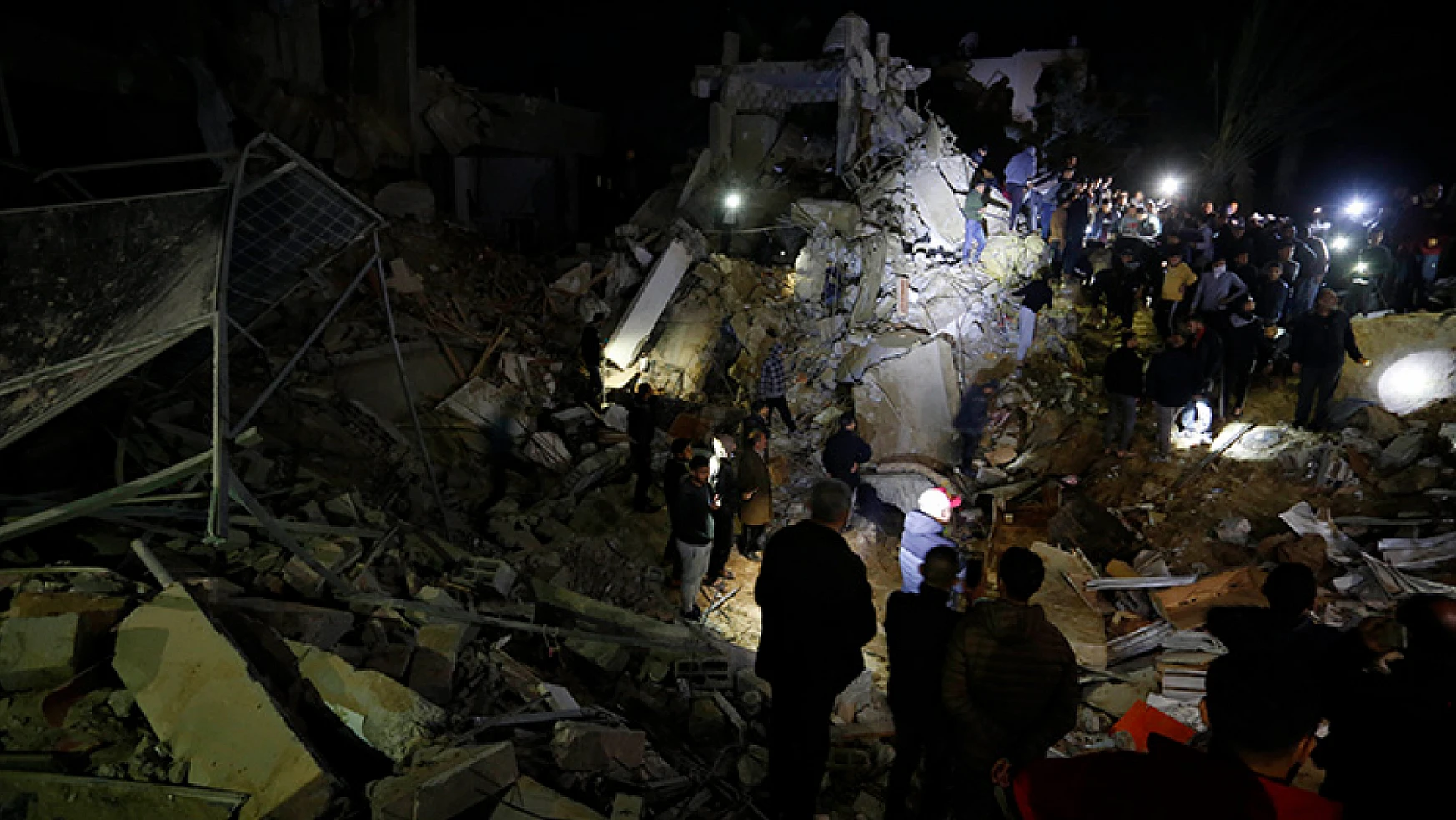 Şifa Hastanesi çevresinde onlarca Filistinli hayatını kaybetti