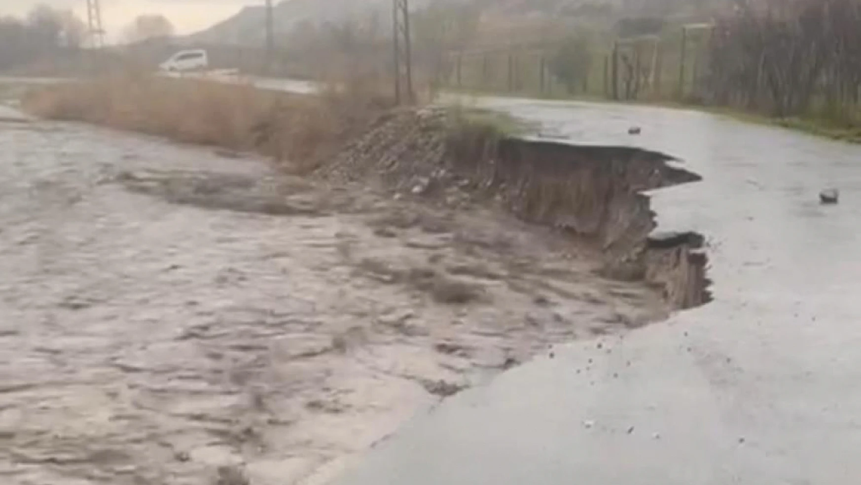 Şırnak'ta sağanak yağış dereler taşmasına yolların çökmesine neden oldu!