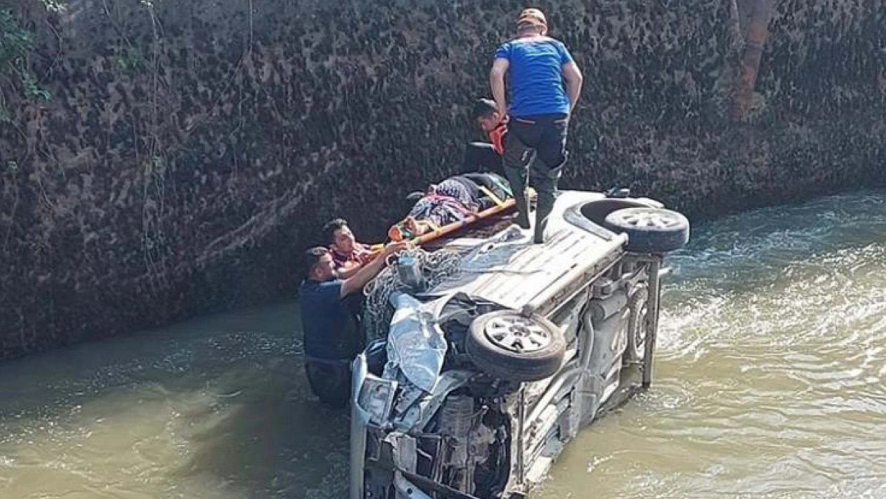 Sulama kanalına düşen araçta 2 kişi öldü 1 kişi yaralandı