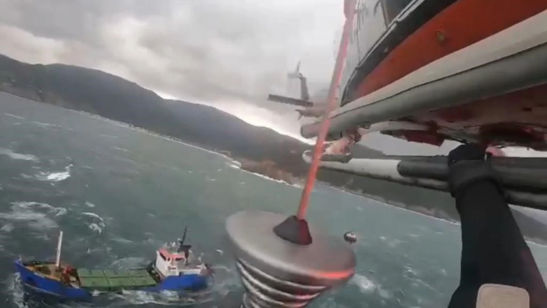 Sürüklenen geminin mürettebatı helikopterle kurtarıldı
