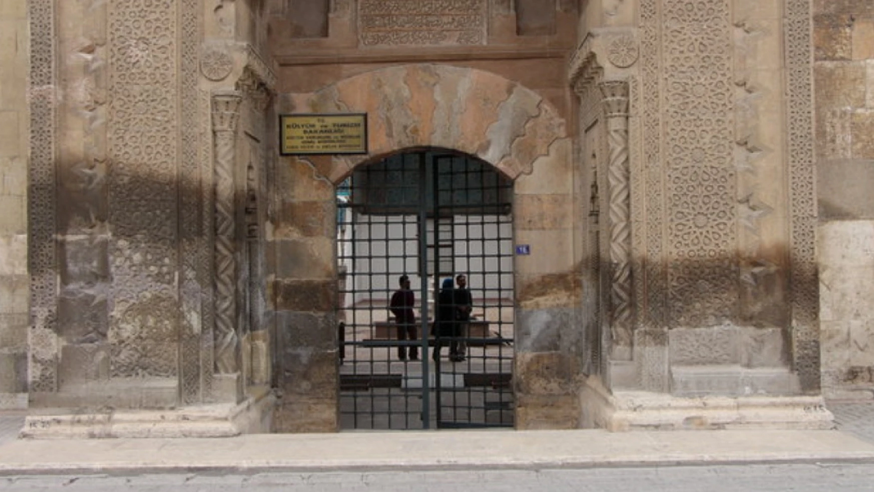 Konya'da tarihi medrese günden güne eriyor…