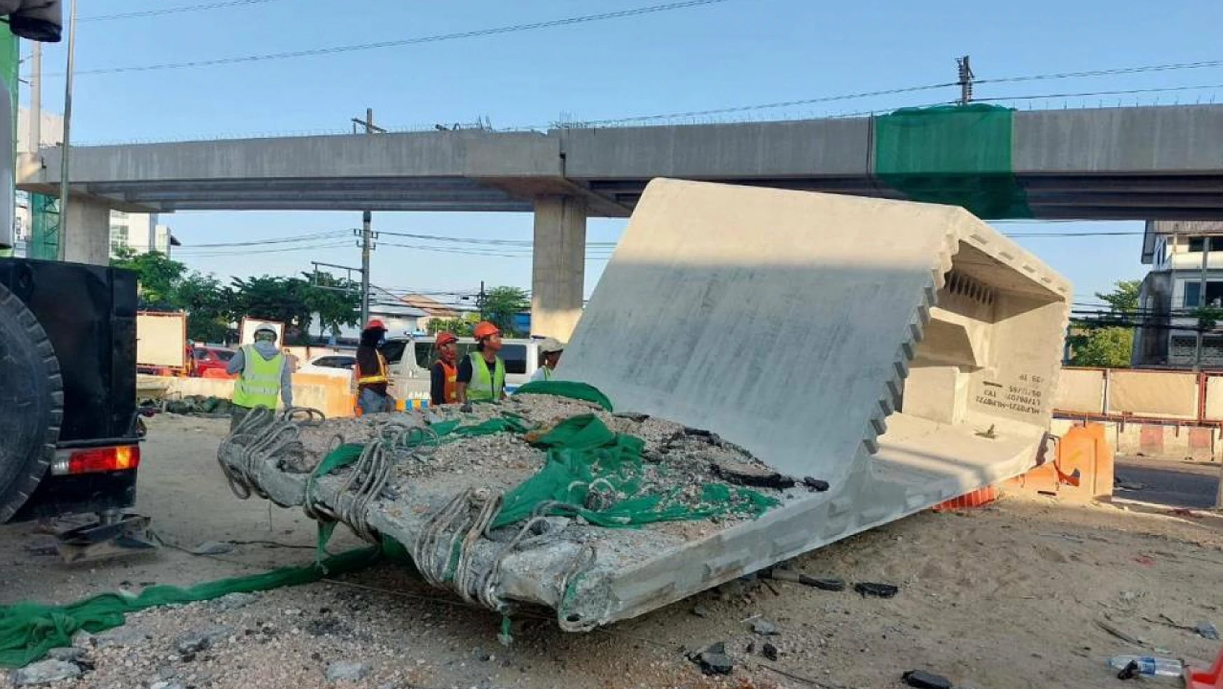 Tayland'da beton levha düştü: 1 ölü