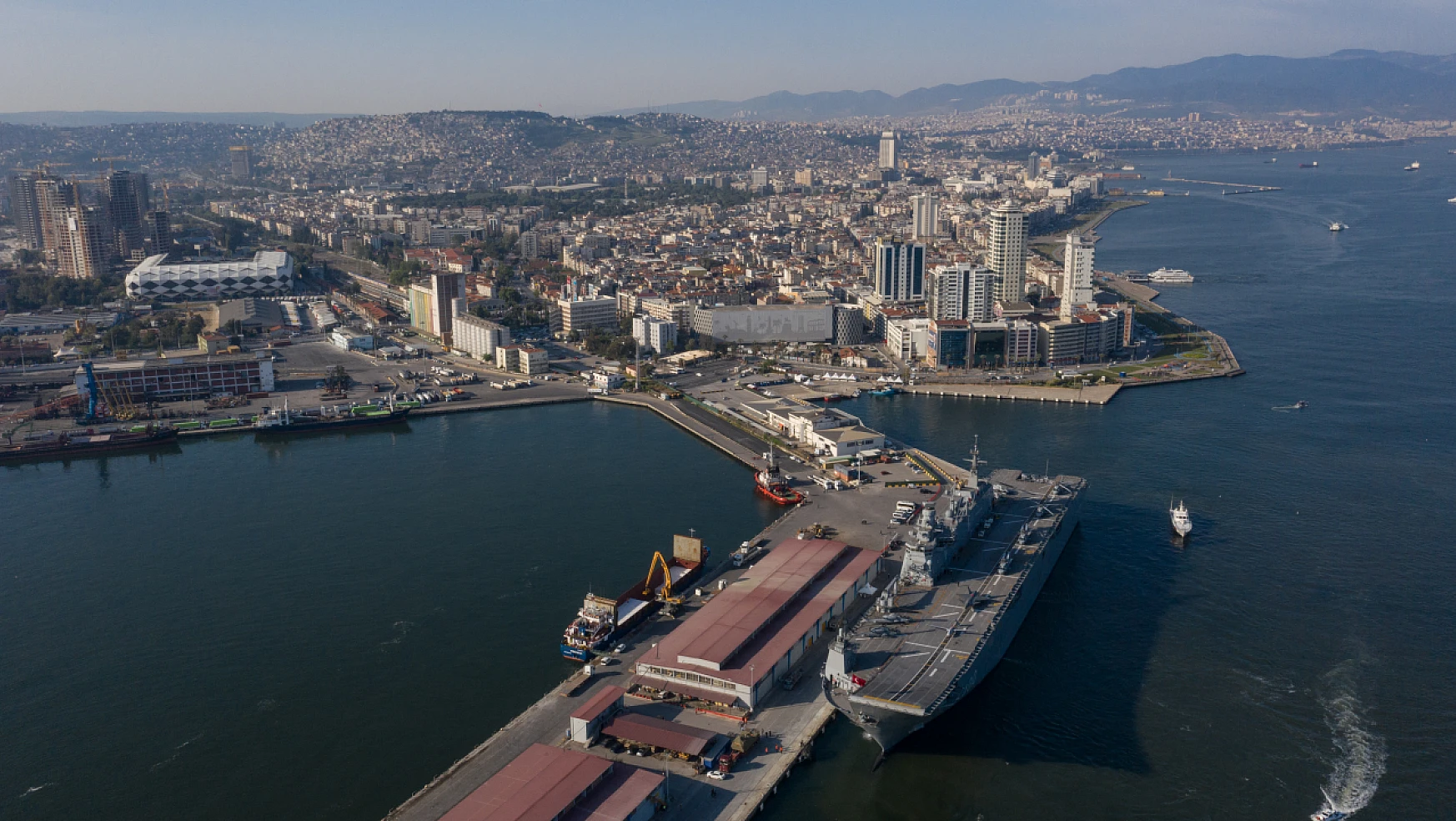 TCG Anadolu, Alsancak Limanı'na geldi