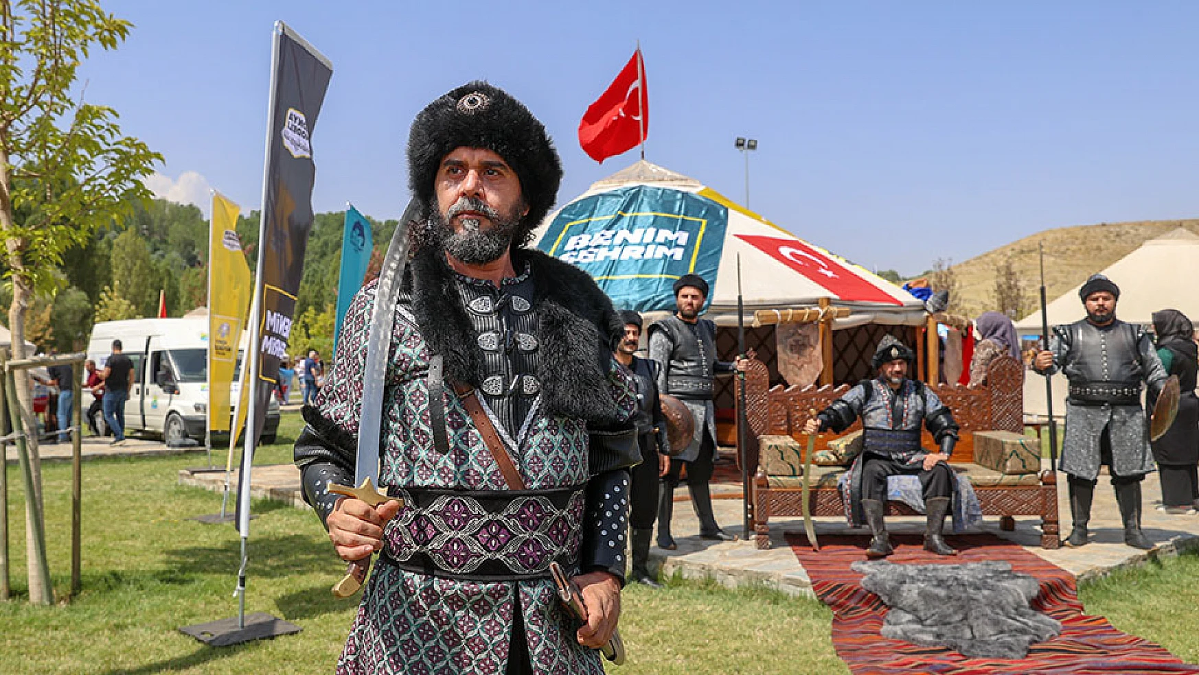 Tiyatro sanatçıları Konya'dan getirilen özel kıyafetlerle Sultan Alparslan'ı temsil ediyor