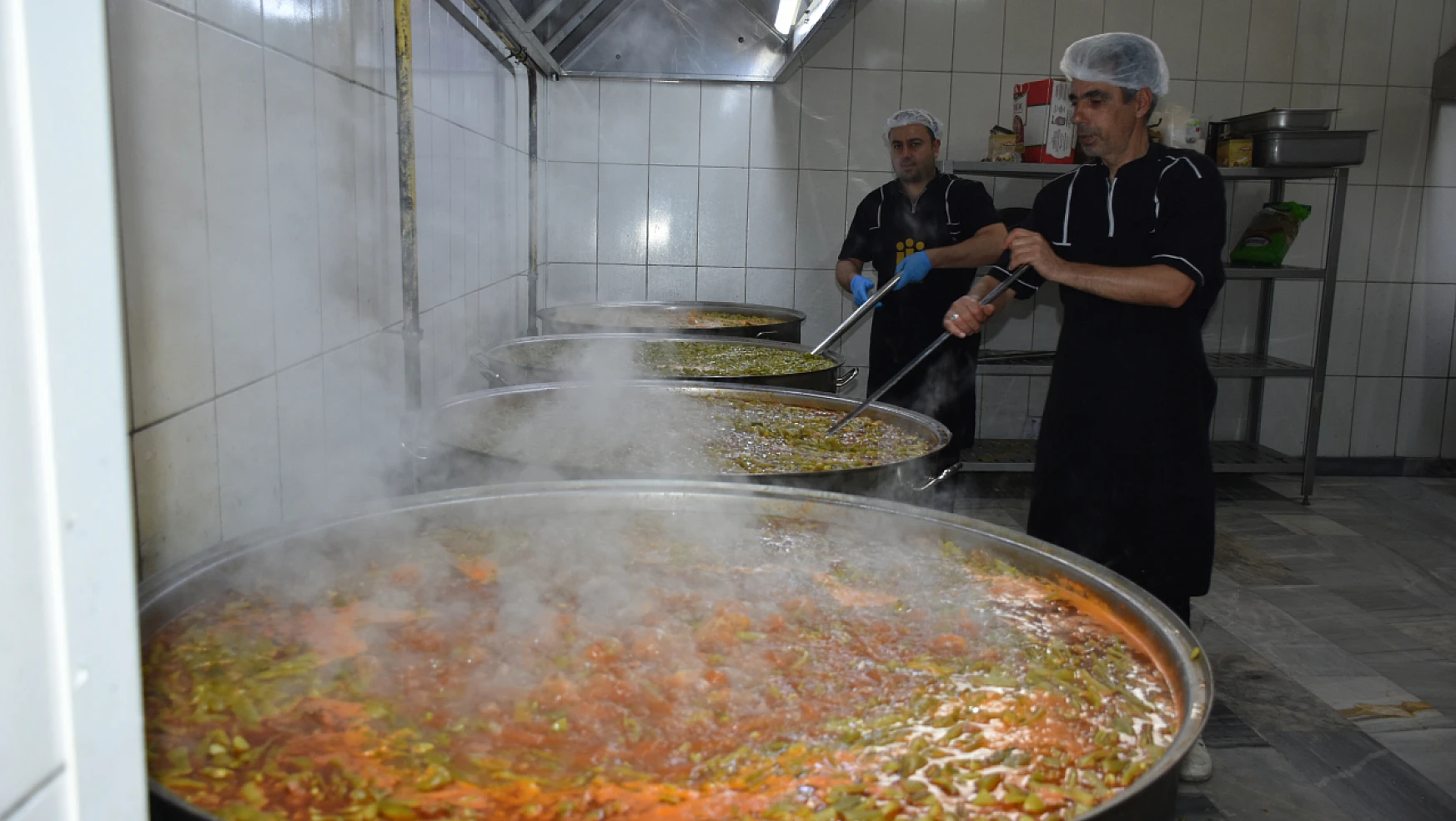 Türk Kızılay deprem bölgesinde sıcak yemek dağıtıyor