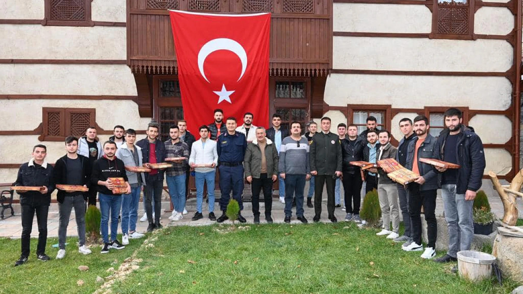 Tutal Asker Adayları İle Buluştu! Türk Bayrağı ve Kuran-ı Kerim hediye etti!