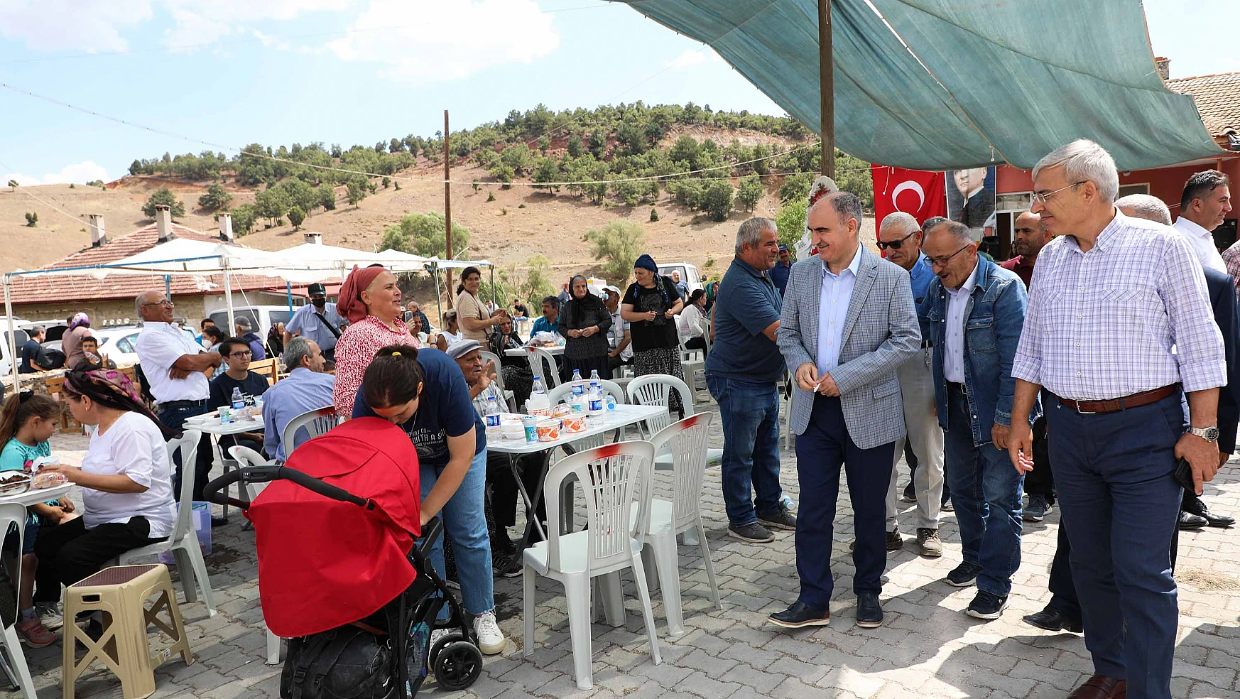 Vali Özkan, Şamlar Mahallesi'nde düzenlenen aşure etkinliğine katıldı