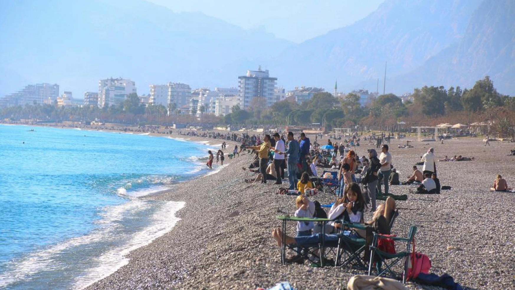 Vatandaş fırsatı kaçırmadı: Antalya sahile indi!
