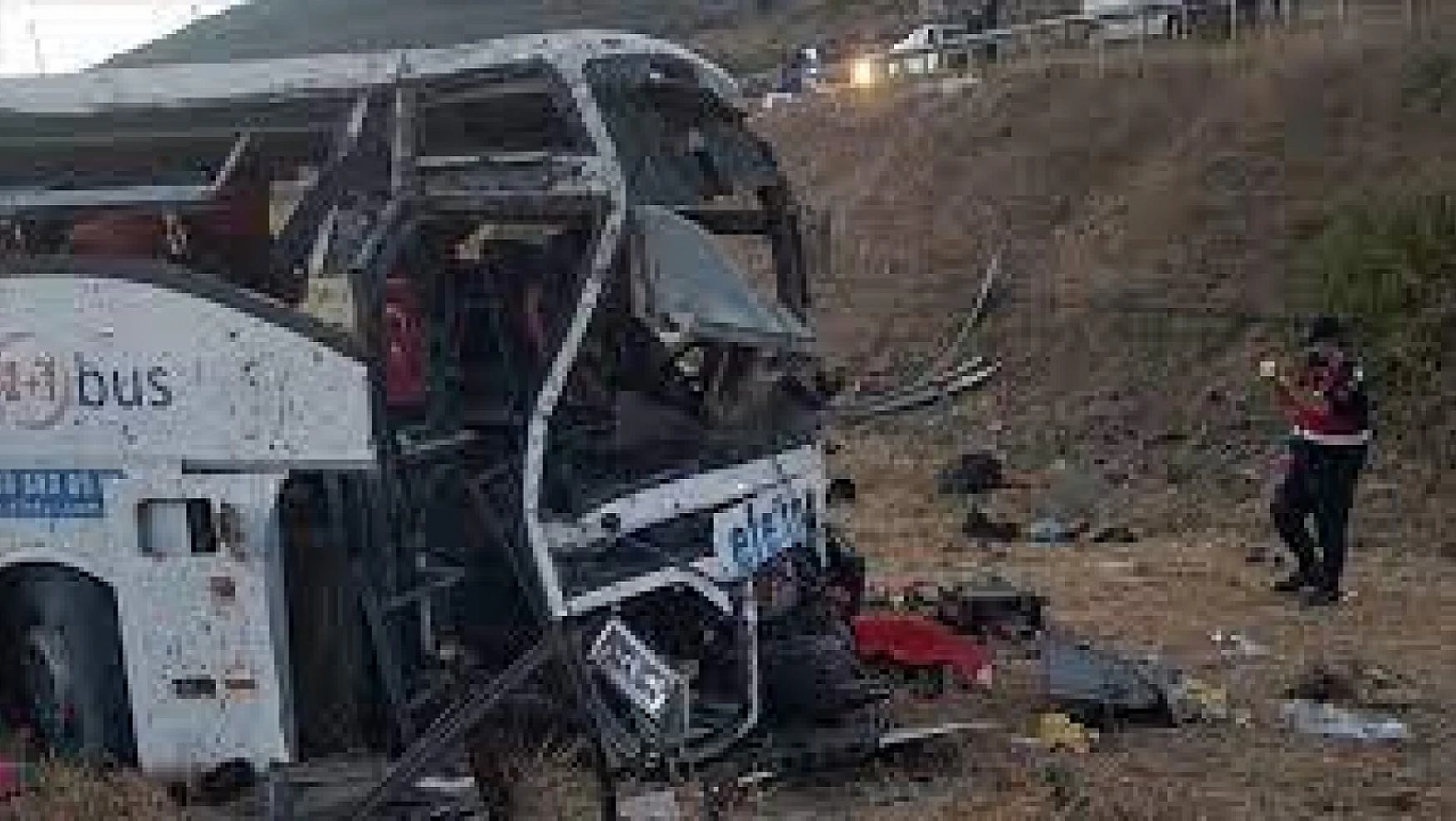 Yolcu otobüsü devrildi, 1 kişi öldü, 25 kişi yaralandı