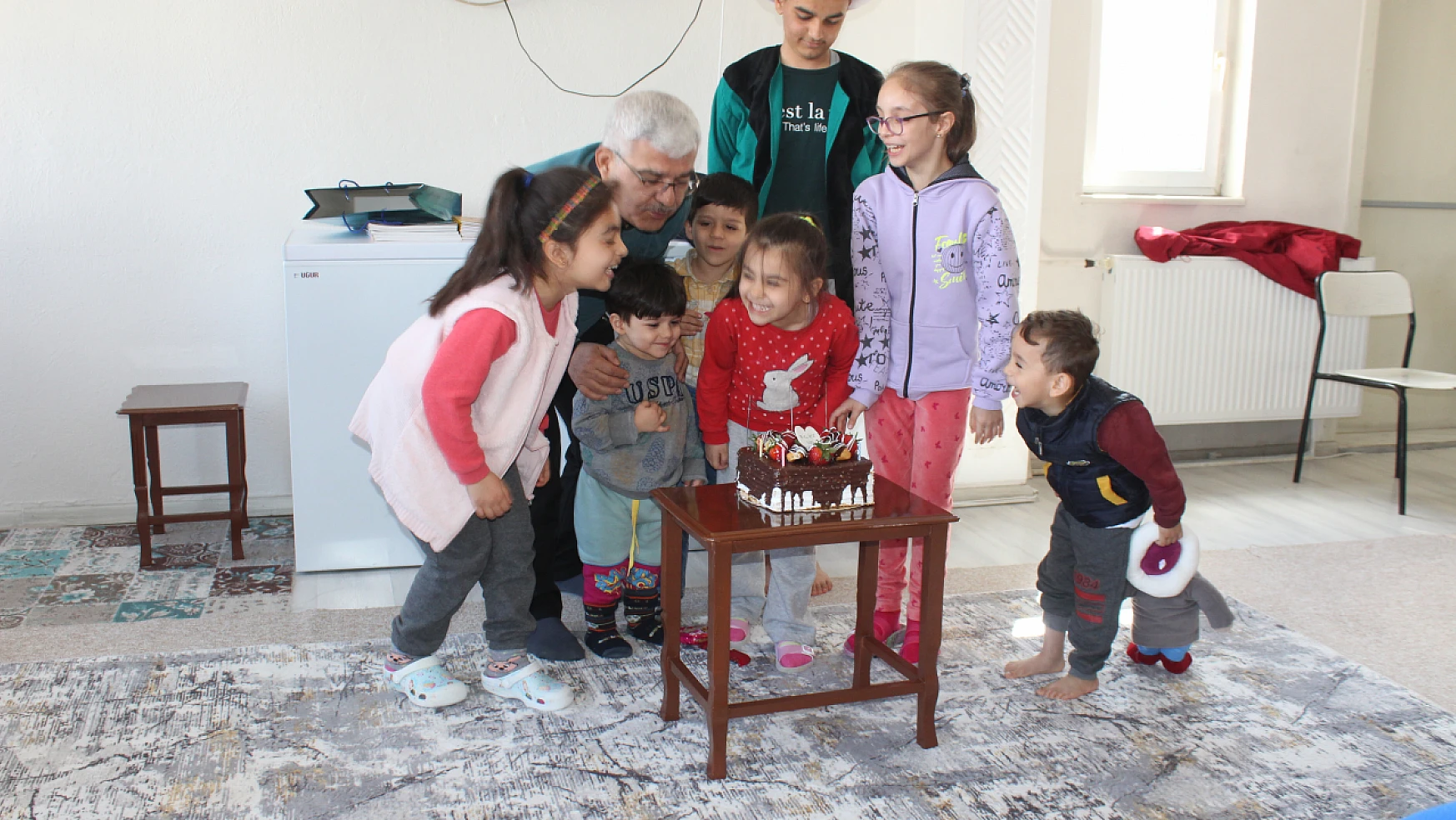 Yunak'ta depremzede çocuğa doğum günü sürprizi