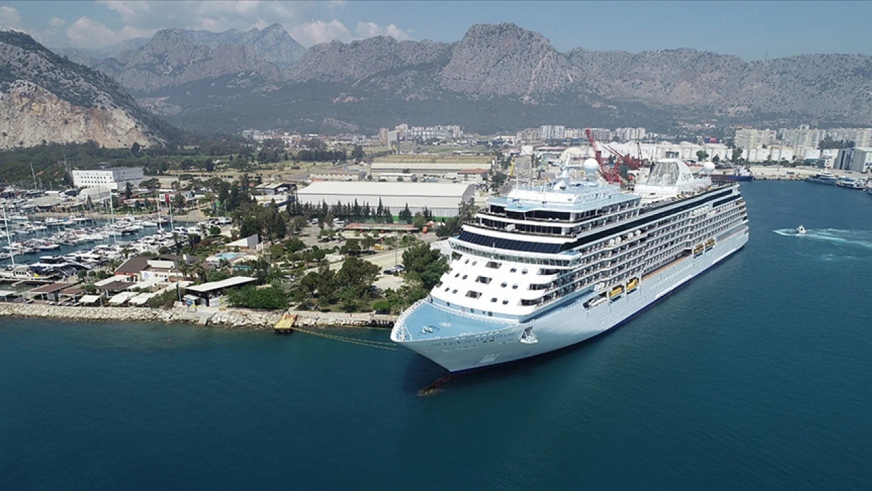 Yüzen oteller Antalya limanında
