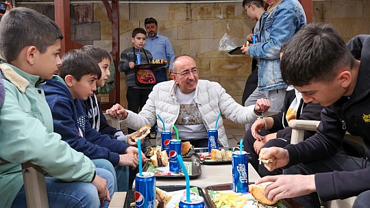 Başkan Kavuş depremzedeleri Devri Alemde ağırladı