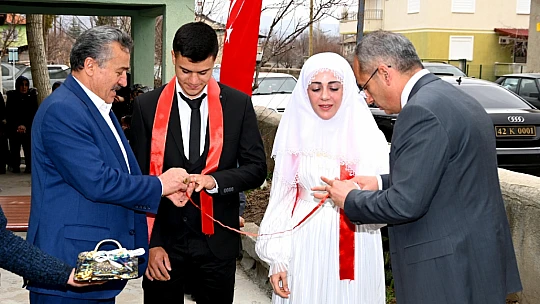 Seydişehir'de depremzede çiftin yüzükleri takıldı