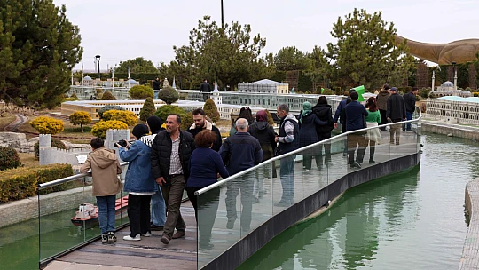 Başkan Kavuş depremzedeleri Devri Alemde ağırladı