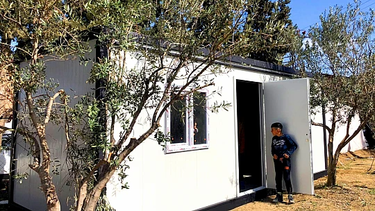 Deprem bölgesine konteynırların kurulumu devam ediyor