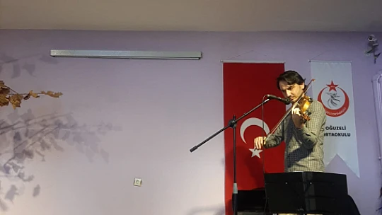Altınekinli öğrenciler gitarla ilk kez tanıştı.