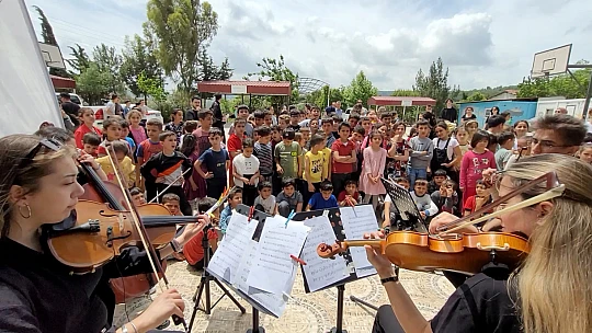 NEÜ Ekibinden Hatay'daki Çocuklara Müzikli Moral