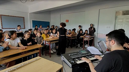 NEÜ Ekibinden Hatay'daki Çocuklara Müzikli Moral