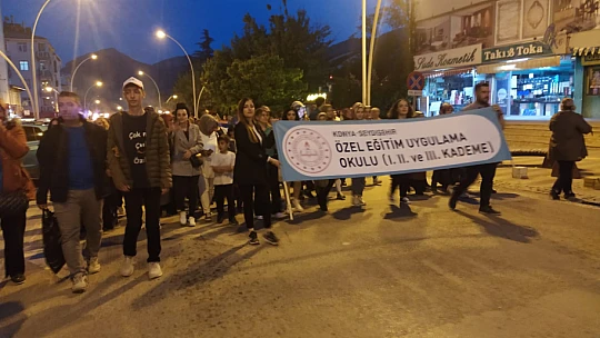 Konya'da Engelliler Haftasına farkındalık yaratmak için fener alayı düzenlendi.