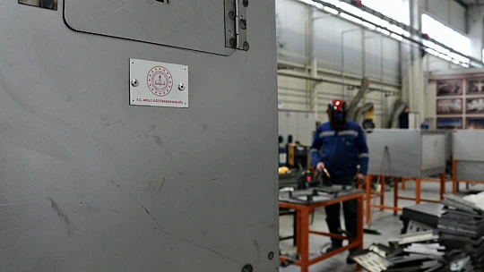 Konya'da meslek liseliler depremzedeler için soba ve telefon şarj istasyonu üretiyor