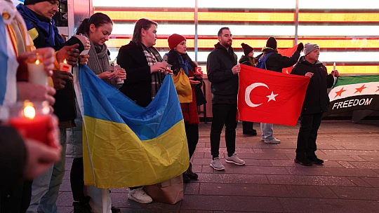 Times Meydanında depremde hayatını kaybedenler anıldı