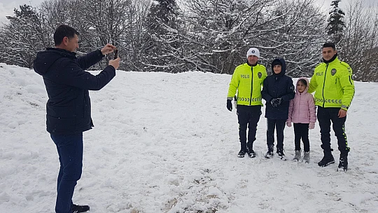 Polisler çocukların eğlencesine ortak oldu