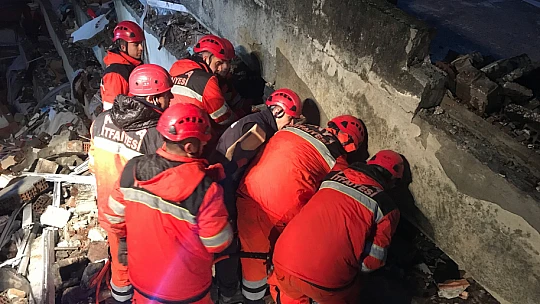 Enkaz altından 168 kişiyi kurtaran Konya itfaiye ekiplerinin bir kısmı döndü