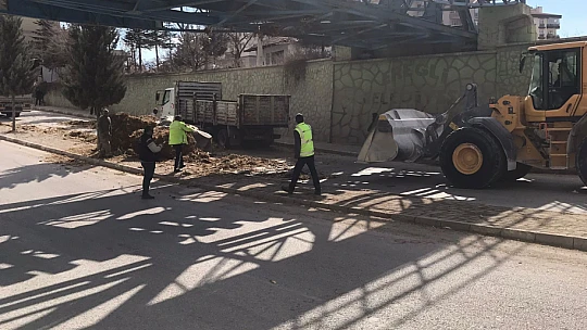 Saman balyası yüklü tır demiryolu geçidine çarptı
