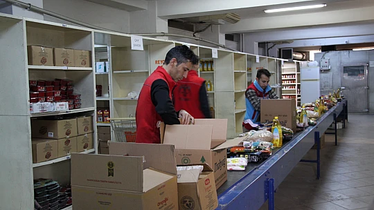 Konya'da gönüllü ekip depremzedelerin yaralarını sarıyor