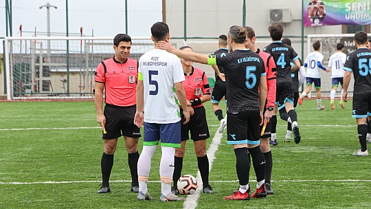 Baba oğul futbolda karşı karşıya geldiler