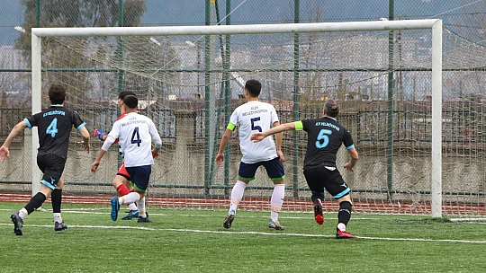 Baba oğul futbolda karşı karşıya geldiler