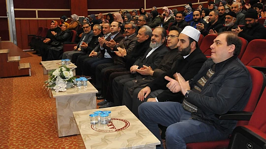 Akşehir'de 'Değişen Dünya Müslüman Şahsiyeti' konulu konferansı verildi