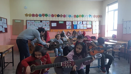 Altınekinli öğrenciler gitarla ilk kez tanıştı.