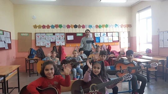 Altınekinli öğrenciler gitarla ilk kez tanıştı.