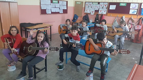 Altınekinli öğrenciler gitarla ilk kez tanıştı.