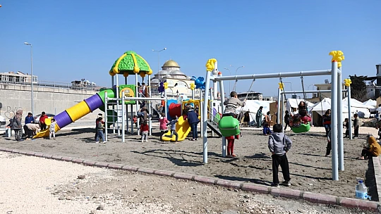 Konya Belediyesi Hatay'da çocuklar için oyun parkı kurdu