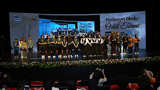 Konya Büyükşehir'in yarışmalarında dereceye giren öğrenciler ödüllerini aldı